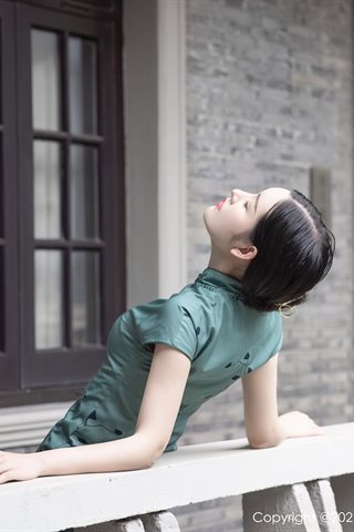 [XiuRen] No.4048 Model kamar pribadi Shen Mengyao klasik romantis cheongsam dengan ultra-tipis daging sutra pantyhose setengah - 0007.jpg