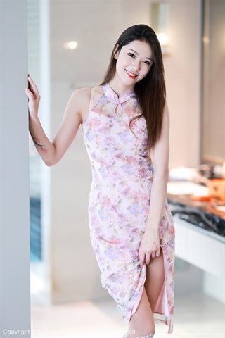 [XiuRen] No.4067 Model Fang Zixuan Hangzhou melakukan pemotretan di kamar pribadi untuk melepas rok bunga klasik dan mengungkapkan - 0001.jpg