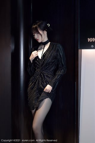 [XiuRen] No.4080 Modello Arude Weiwei affascinante e multicolore abbigliamento semi-esposto lingerie sexy seta nera belle gambe - 0015.jpg