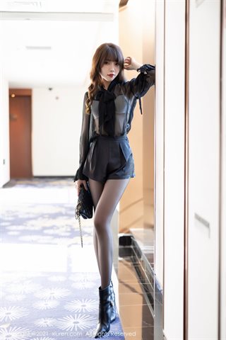 [XiuRen] No.4114 Goddess Zhizhi Booty Shenzhen Brigade Shooting Charme Vestido Preto com Meia-calça Preta Mostrando Quadris - 0014.jpg