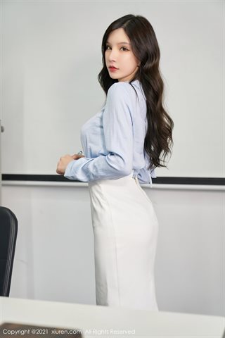 [XiuRen] No.4122 Déesse Zhou Yuxi Sandy chemise bleu clair et jupe courte blanche montrant une photo de tentation corporelle - 0008.jpg