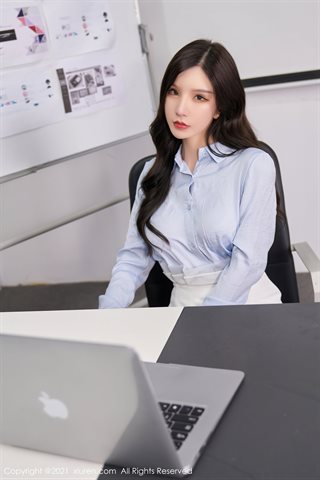 [XiuRen] No.4122 قميص Goddess Zhou Yuxi Sandy أزرق فاتح وتنورة قصيرة بيضاء تظهر صورة إغراء مثالية للجسم - 0014.jpg