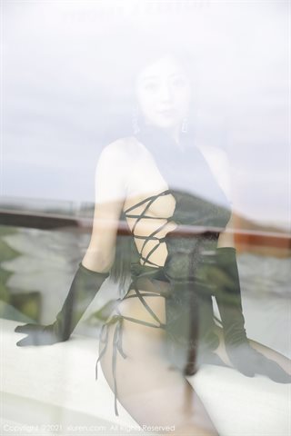 [XiuRen] No.4125 La modella She Bella Bella nera cheongsam a rima antica ad alta apertura con collant neri mostra una foto di - 0045.jpg