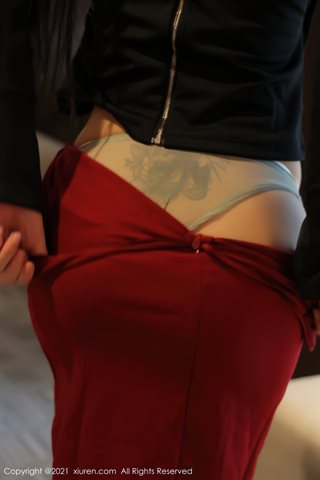 [XiuRen] No.4143 Người mẫu Meiqi Mia chủ đề lụa đen thanh lịch trong phòng riêng, quần lót xuyên thấu lộ ra một nửa lộ mông ảnh - 0048.jpg