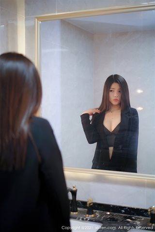 [XiuRen] No.4159 La ropa interior sexy semiexpuesta del baño privado de la modelo Xing Meng con tirantes de encaje muestra la foto - 0001.jpg