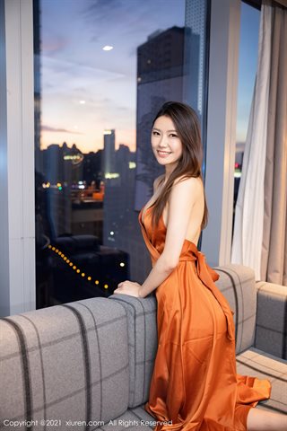 [XiuRen] No.4166 Model Fang Zixuans wunderschöner tief ausgeschnittener orangefarbener hängender Rock in einem Privatzimmer - 0021.jpg