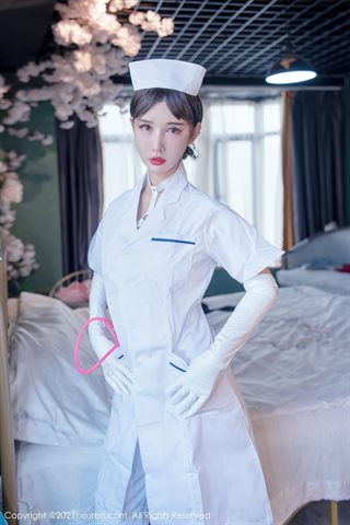 [XiuRen] No.4187 熱い体と巨乳の誘惑写真を示す新しいモデルXiaMomotife個室白いセクシーな看護師の衣装 - 0001.jpg