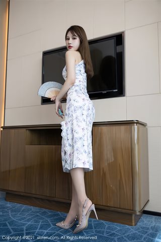 [XiuRen] No.4188 モデル張辛欣深セン旅行撮影個室エレガントなチャイナドレスを脱いで、遠近法のパンティーを明らかにし、腰を見せ、誘惑写真 - 0004.jpg