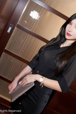 [XiuRen] No.4193 Göttin Zhou Yuxi Sandy schwarzes professionelles OL-Thema sexy Unterwäsche mit schwarzen Seiden-Hosenträgern - 0007.jpg