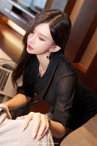 [XiuRen] No.4193 Dewi Zhou Yuxi Sandy hitam profesional OL tema pakaian seksi dengan sutra hitam suspender godaan foto - 0015.jpg