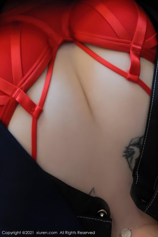 [XiuRen] No.4194 Phòng riêng của người mẫu Arude Weiwei bán khỏa thân, đồ lót màu đỏ tươi và cử động với dây treo bằng lụa đen, - 0017.jpg