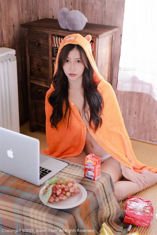 [XiuRen] No.4199 La habitación privada de la modelo Yin Tiantian, capa de pelusa sexy, senos semiexpuestos, papas fritas, cubre. - 0005.jpg