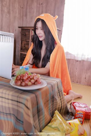 [XiuRen] No.4199 Model Yin Tiantians Privatzimmer, sexy, flauschiger Umhang, halb freigelegte Brüste, Kartoffelchips, vertuschen - 0028.jpg