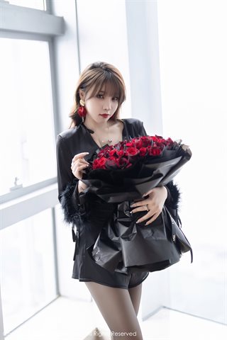 [XiuRen] No.4205 Göttin Zhizhi Booty charmantes und farbenfrohes schwarzes Kleid mit schwarzer Strumpfhose, halbes Foto der - 0002.jpg