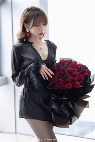[XiuRen] No.4205 Goddess Zhizhi Booty فستان أسود ساحر وملون مع جوارب طويلة سوداء نصف قبالة صورة إغراء قائظ - 0004.jpg