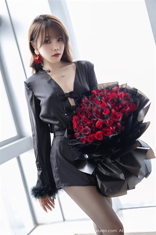 [XiuRen] No.4205 Goddess Zhizhi Booty charming and colorful black dress with black pantyhose half off sultry temptation photo - 0005.jpg