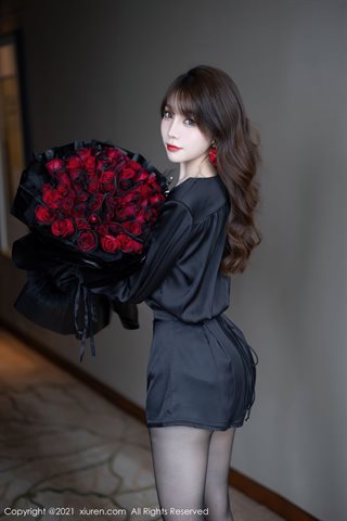 [XiuRen] No.4205 Göttin Zhizhi Booty charmantes und farbenfrohes schwarzes Kleid mit schwarzer Strumpfhose, halbes Foto der - 0008.jpg