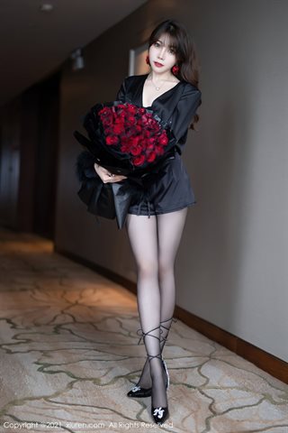 [XiuRen] No.4205 Goddess Zhizhi Booty فستان أسود ساحر وملون مع جوارب طويلة سوداء نصف قبالة صورة إغراء قائظ - 0009.jpg