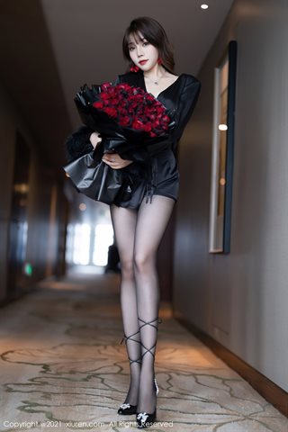 [XiuRen] No.4205 Diosa Zhizhi Booty encantador y colorido vestido negro con pantimedias negras a la mitad de la tentación sensual - 0011.jpg