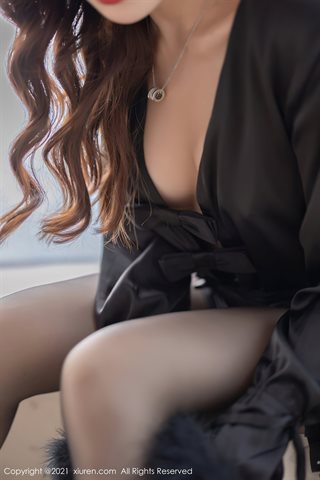 [XiuRen] No.4205 Göttin Zhizhi Booty charmantes und farbenfrohes schwarzes Kleid mit schwarzer Strumpfhose, halbes Foto der - 0018.jpg