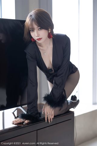 [XiuRen] No.4205 Goddess Zhizhi Booty فستان أسود ساحر وملون مع جوارب طويلة سوداء نصف قبالة صورة إغراء قائظ - 0059.jpg
