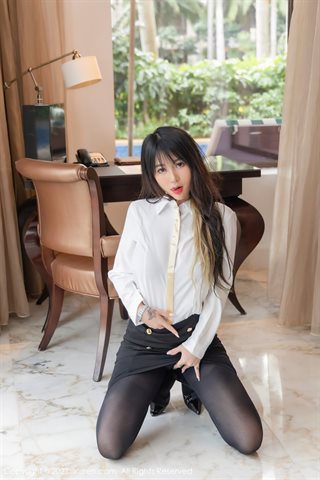 [XiuRen] No.4213 La modella Meiqi Mia Qinghai Brigade scatta in una stanza privata nera sexy in un pezzo unico che mostra una foto - 0015.jpg