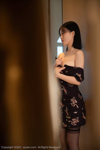 [XiuRen] No.4334 一颗甜蛋黄a robe noire à fleurs soie noire - 0020.jpg