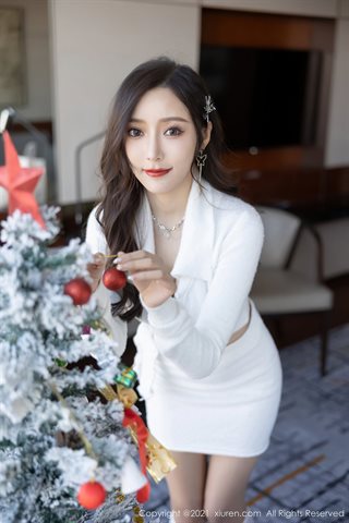 [XiuRen] No.4359 王馨瑶yanni 크리스마스 테마 흰색 실크 빨간색 유니폼 빨간색 하이힐 - 0005.jpg