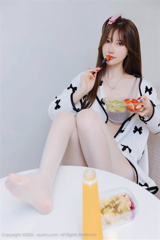 [XiuRen] No.4365 美桃酱 Корейская хозяйка в сиреневом нижнем белье основного цвета в чулках - 0073.jpg