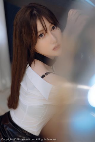 [XiuRen] No.4395 美桃酱 Falda de cuero negro T blanca con seda negra - 0036.jpg