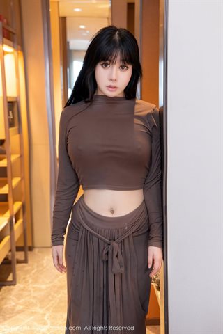 [XiuRen] No.4418 徐媛媛 Vestido marrón con lazo en la parte superior - 0003.jpg