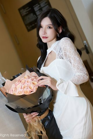 [XiuRen] No.4426 周于希Sally Vestido blanco ropa interior negra medias color primario tacones blancos - 0009.jpg