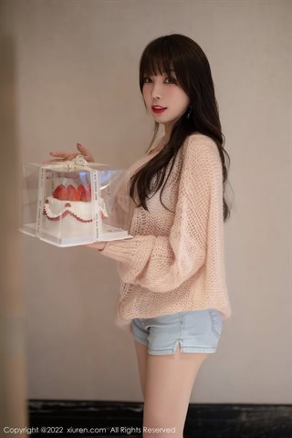 [XiuRen] No.4435 芝芝Booty Fruit Strawberry Shooting Theme Light Yellow Sweater Primary Color Stockings - 0001.jpg