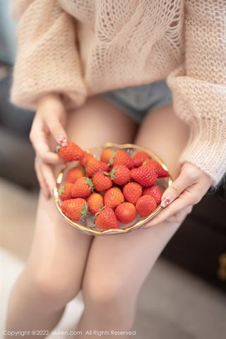 [XiuRen] No.4435 芝芝Booty Fruit Strawberry Shooting Theme Light Yellow Sweater Primary Color Stockings - 0023.jpg