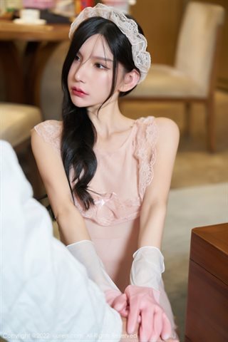 [XiuRen] No.4468 周于希 Mucama cosplay falda corta blanca medias grises con tacones blancos - 0058.jpg