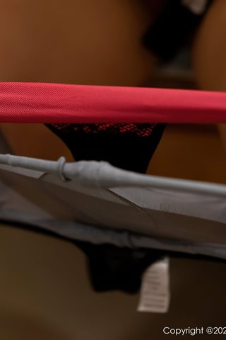 [XiuRen] No.4478 艾静香 Uniforme sexy tirant des sous-vêtements rouges foncés avec des talons hauts noirs en soie grise - 0043.jpg