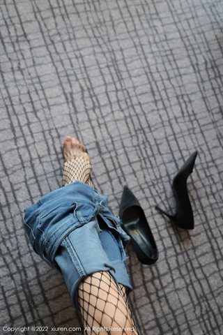 [XiuRen] No.4481 月音瞳 Saia jeans azul e meias de malha preta - 0028.jpg