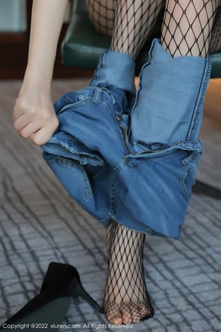 [XiuRen] No.4481 月音瞳 Gonna di jeans blu e calze a rete nere - 0030.jpg