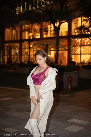 [XiuRen] No.4495 果儿Victoria تشينغهاي ترافيل تطلق النار على ملابس داخلية دانتيل حمراء مع جوارب ملونة أساسية وأحذية جلدية بيضاء - 0008.jpg