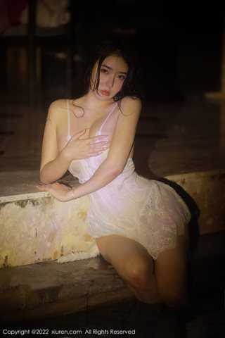 [XiuRen] No.4504 玛鲁娜Manuela Sanya vestido de suspensório sexy branco para viagens de viagem - 0036.jpg
