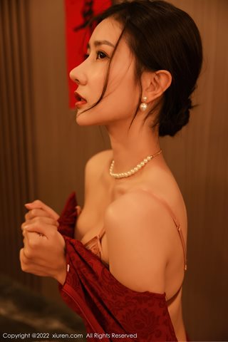 [XiuRen] No.4508 尹甜甜 रेशमी ओवर-द-घुटने के मोज़े के साथ नए साल की थीम वाली चोंगसम पोशाक - 0039.jpg