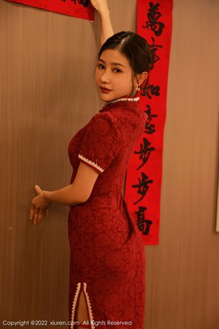 [XiuRen] No.4508 尹甜甜 Roupa cheongsam com tema de Ano Novo com meias de seda acima do joelho - 0040.jpg