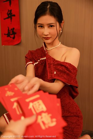 [XiuRen] No.4508 尹甜甜 Tenue cheongsam sur le thème du Nouvel An avec des chaussettes soyeuses au-dessus du genou - 0049.jpg