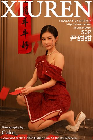 [XiuRen] No.4508 尹甜甜 रेशमी ओवर-द-घुटने के मोज़े के साथ नए साल की थीम वाली चोंगसम पोशाक