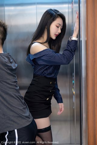 [XiuRen] No.4513 summer宝宝 Elevator Aventure Episode Top azul oscuro Ropa interior de encaje negro con seda negra - 0014.jpg