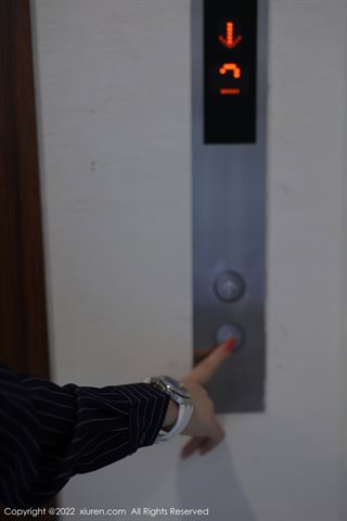 [XiuRen] No.4513 summer宝宝 علاقة في غرفة المصعد باللون الأزرق الداكن مع ملابس داخلية من الدانتيل الأسود مع حرير أسود - 0050.jpg