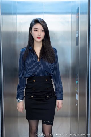 [XiuRen] No.4513 summer宝宝 علاقة في غرفة المصعد باللون الأزرق الداكن مع ملابس داخلية من الدانتيل الأسود مع حرير أسود - 0059.jpg