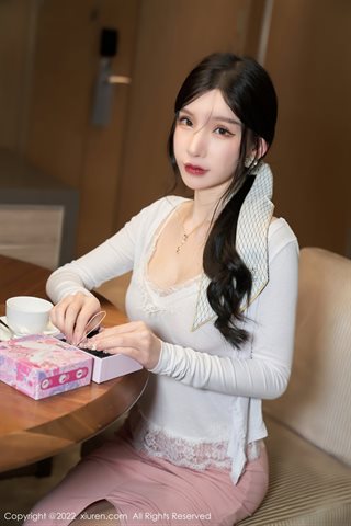 [XiuRen] No.4517 周于希Sally Falda rosa con medias de colores primarios y tacones blancos - 0085.jpg