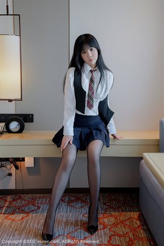 [XiuRen] No.4558 徐媛媛 Белая длинная футболка и синяя короткая юбка с черным шелком - 0003.jpg