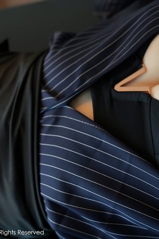 [XiuRen] No.4579 豆瓣酱 OL Viste falda corta negra ropa interior oscura con seda negra - 0041.jpg